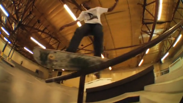 El team de Plan B siniestra un coche patinando