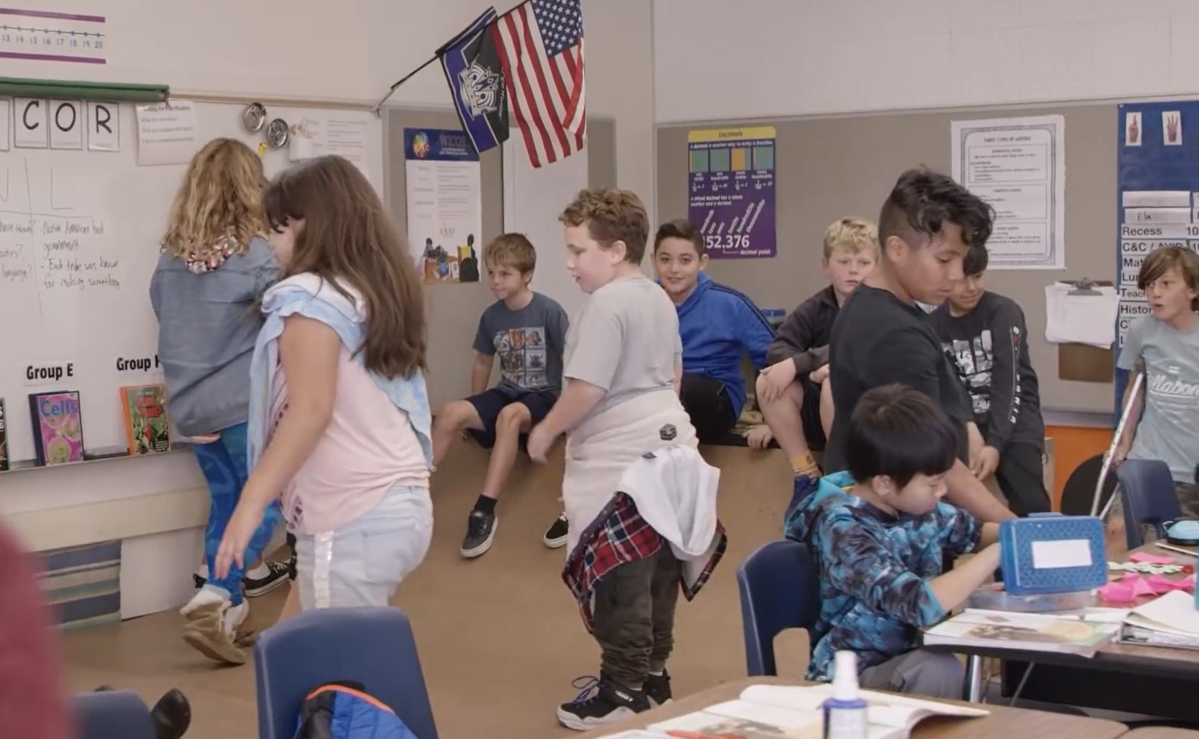 Conoce al 'profe' de primaria que da clase con una rampa en el aula