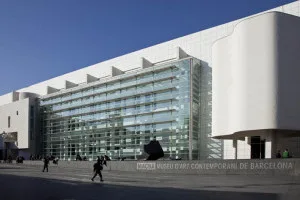 Un joven deja en coma a otro tras golpearle con su 'penny' cerca del MACBA