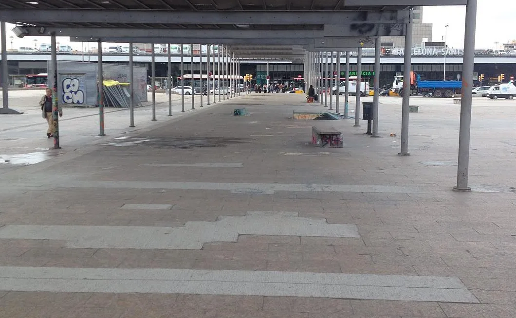 Sin noticias de Sants: Terminan las obras, y los bancos no están