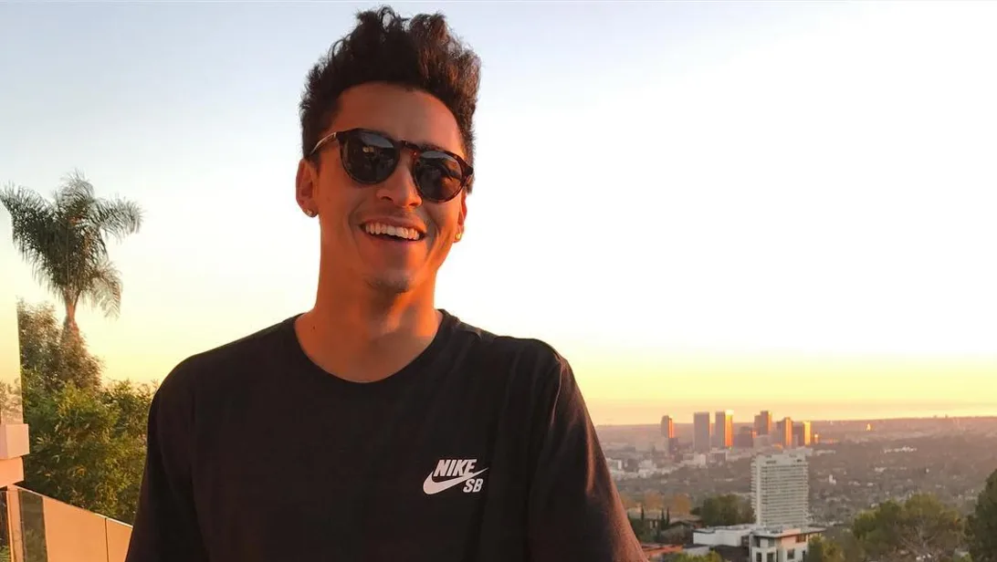 Nyjah Huston ficha por Hawkers