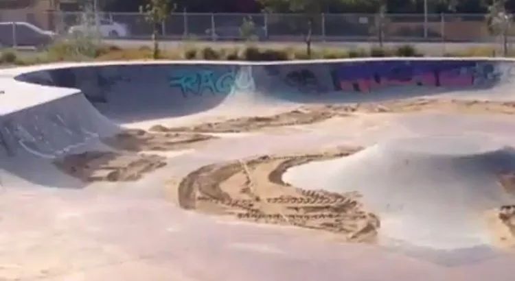 El skatepark de Sheldon, lleno de tierra para evitar que se patine