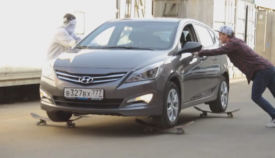 Cómo aparcar tu coche con 4 skates