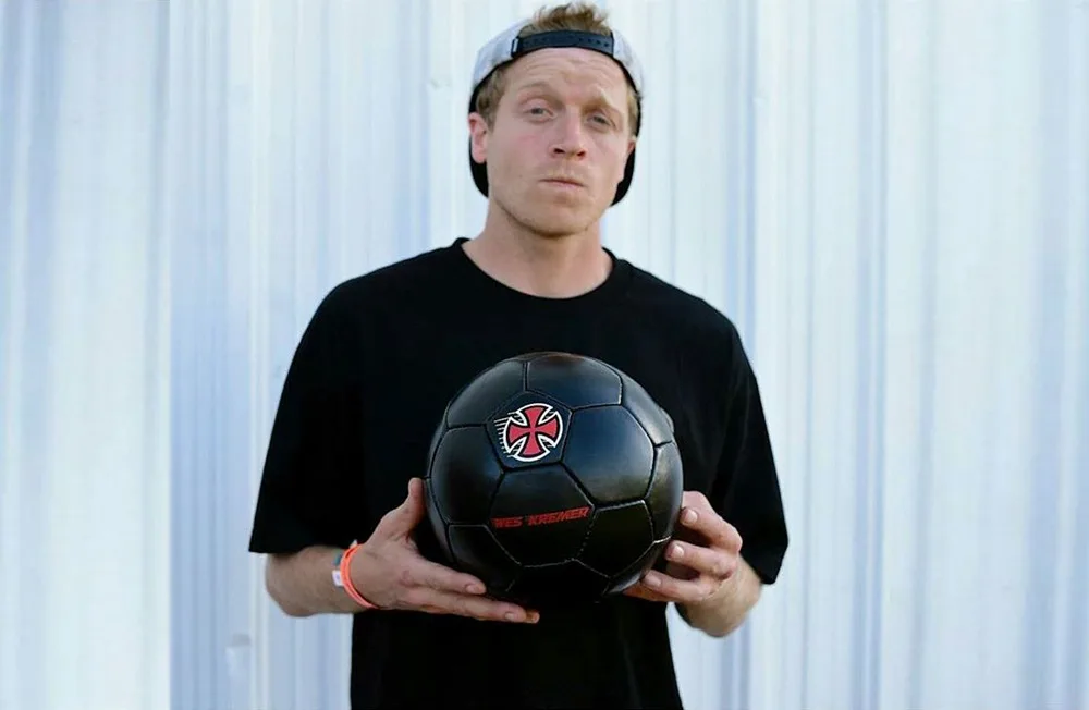 Wes Kremer presenta su balón pro-model