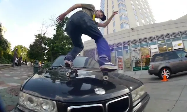 Patinando el capó de un BMW