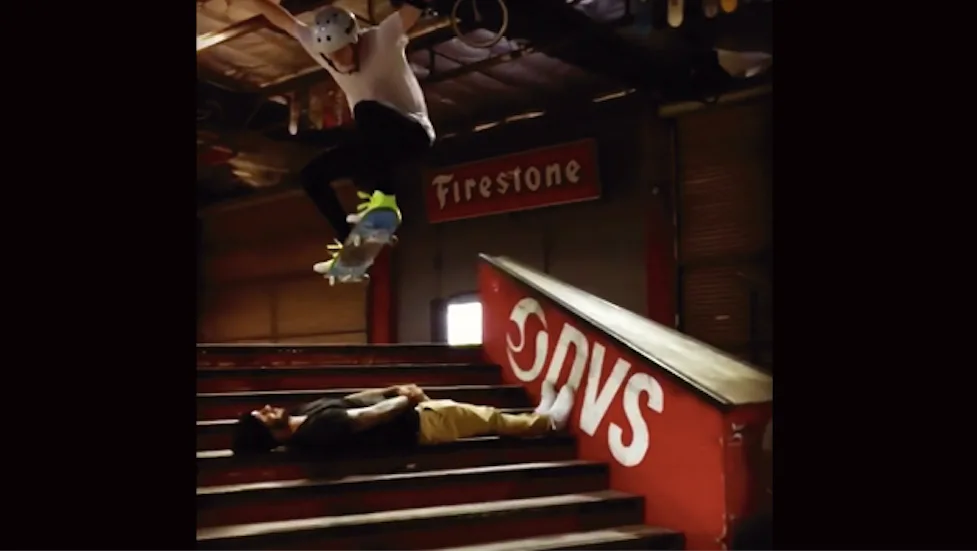 Brooklyn plancha sobre David Beckham y 8 escaleras